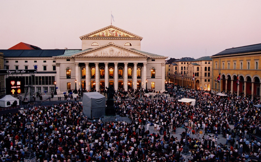 <p>"Oper fuer alle" auf dem Max-Joseph-Platz in Muenchen (c) Wilfried Hoesl