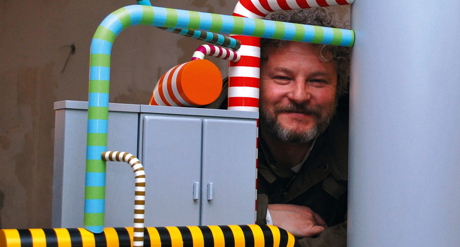 Kuenstler Tobias Rehberger mit einem seiner Modelle Foto: Juliane Unkelbach