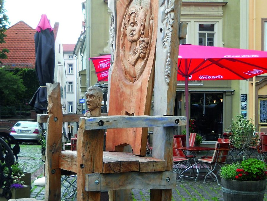 Kunstobjekt Holzthron auf dem Buttermarktin Gotha