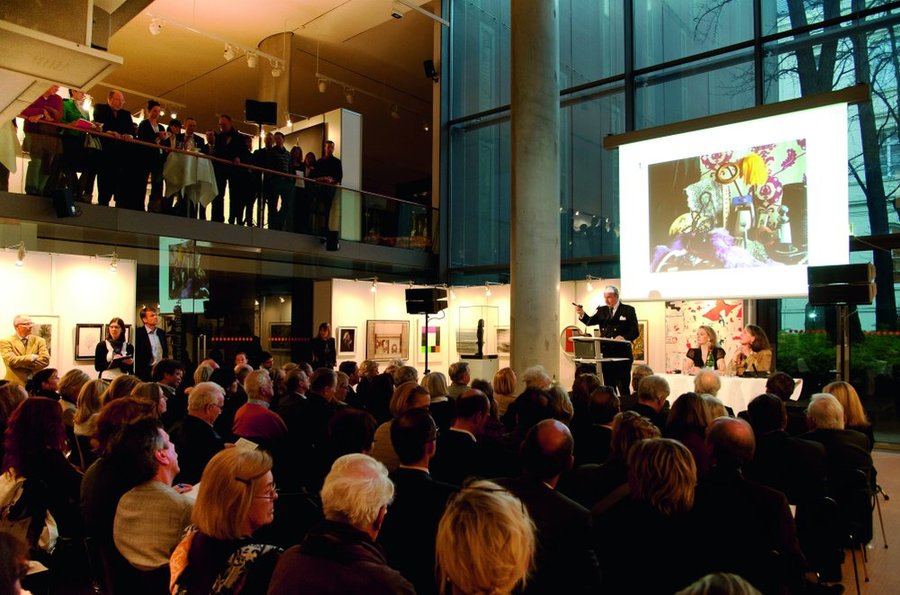 Zur Förderung der jungen Kultur in Hamburg führten die Hamburgische Kulturstiftung und die Berenberg Bank im Frühjahr 2012 eine Auktion durch. Das Ergebnis: 300.000 Euro für neue Kulturprojekte. (c) Hamburgische Kulturstiftung