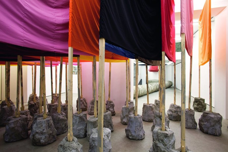  "STREETUntitled:banners"(2010)von Phyllida Barlow aus der Sammlung des Migros Museum für Gegenwartskunst (c) Oliver Ottenschlager