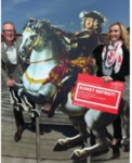 Dieter Castenow (Agenturchef von castenow. communications) und Barbara Wiench (Leiterin Marketing, Sponsoring, Mäzenat im Museum Kunstpalast) mit Jan Wellem, dem Leitmotiv der Kampagne KUNST BEFREIT Foto: Hans-Jürgen Bauer