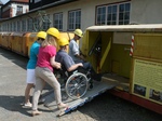 Mit dem Rollimobil können auch mobilitätseingeschränkte Menschen an der Tour mit der Grubenbahn teilnehmen.