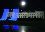  Schloss Neuhardenberg mit einer Lichtinstallation der französischen Künstlergruppe »Lola Muance«, Neuhardenberg-Nacht, 2003 (c) Martin Stefk