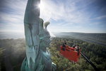 Das Hermannsdenkmal thront seit 1875 über dem Teutoburger Wald. 