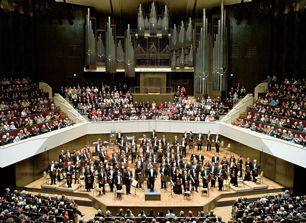 Ansicht Gewandhaus Bühne mit Orchester, rundherum Zuhörer